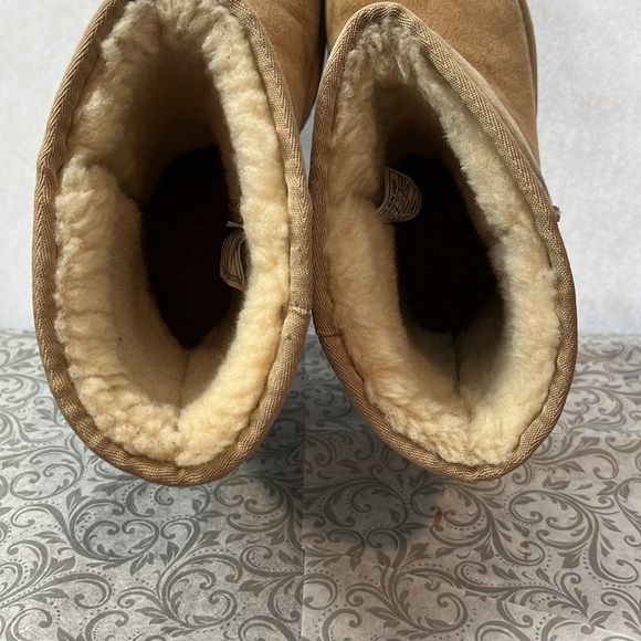 Ugg size 8 in good preowned condition - Picture 11 of 12